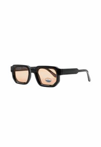 Occhiali da sole neri a forma ottagonale con lenti rosa. Presentano una montatura spessa e un'etichetta di protezione UV. Le aste testurizzate offrono una migliore presa.