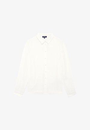 Camisa blanca de manga larga con cuello, que presenta un cierre de botones en la parte delantera y una tela suave y textura.