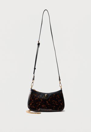 Petit sac bandoulière avec sangle noire réglable, corps en écaille de tortue foncée brillante, détail de chaîne dorée, et emblème rond doré à l'avant.