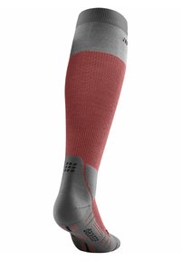 Kniestrümpfe mit einem roten Rippbereich, grauem Ober- und Fußteil. Sie verfügen über gepolsterte Sohlen, kontrastierende Texturen und Griffdetails an der Unterseite.