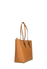 Sac fourre-tout en cuir tanné avec doubles poignées et fermetures à crochet. Texture lisse, forme structurée et accents noirs le long des coutures et de la base.