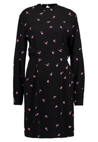 Robe noire à manches longues avec un motif floral et d'objets en rose et blanc. Elle présente un col haut et une taille cintrée.