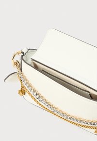 Λευκή δερμάτινη τσάντα χιαστί με χρυσή και ασημένια αλυσίδα ως λουρί, με ανοιχτό καπάκι και εσωτερική θήκη. Με λεία υφή και δομημένο σχεδιασμό.