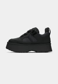 Sorte plattform sneakers med teksturert stoffoverdel, snøring og gummisåle. Har en løfletapp på hælen for enkel påkledning.