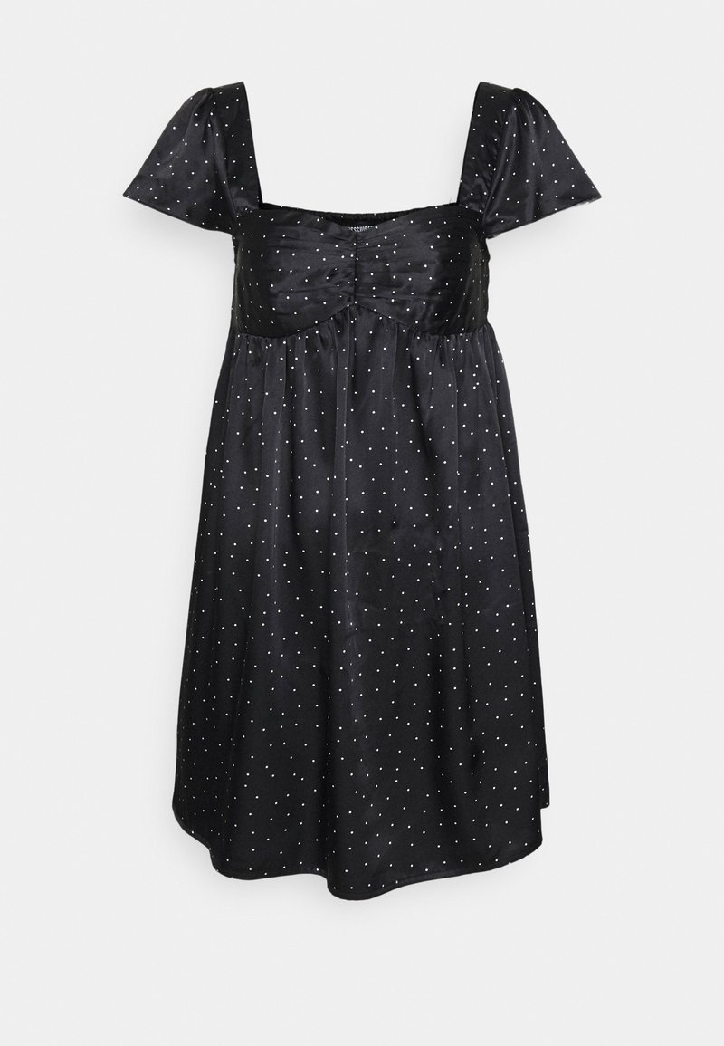 Robe noire à manches courtes à pois blancs, encolure carrée et détail froncé au niveau de la poitrine.