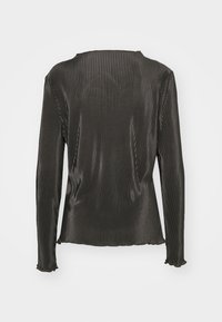 Top nero a maniche lunghe realizzato in tessuto a coste. Presenta un collo rotondo e polsini arricciati. Texture liscia con un leggero luccichio.