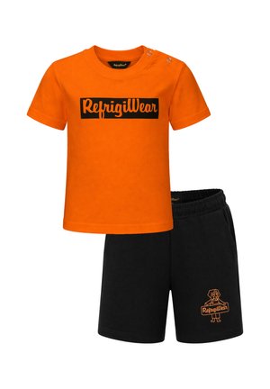 Completo per bambino con maglietta arancione a maniche corte con la scritta "RefrigiWear" e pantaloncini neri con vita elastica e piccolo logo di un cane.