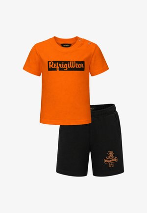 Completo per bambino con maglietta arancione a maniche corte con la scritta "RefrigiWear" e pantaloncini neri con vita elastica e piccolo logo di un cane.