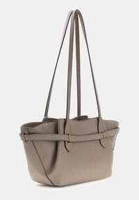 Taupefarbene Leder-Shopper-Tasche mit zwei langen Griffen, einer strukturierten Form und einem dekorativen Riemen, der durch goldfarbene Beschläge hervorgehoben wird.