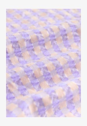 Jasnofioletowa i beżowa tkanina w kratkę o miękkiej teksturze, z małymi kwadratami, ułożonymi w regularnym wzorze.