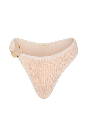 Perzikkleurige bikini onderkant gemaakt van textuurstof. Heeft een gladde tailleband met een goudkleurig hardware-accent aan de zijkant.