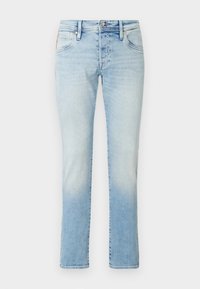 Jeans de mezclilla de color azul claro con un leve efecto ombré, diseño de pierna recta, cinturilla con trabillas y estilo tradicional de cinco bolsillos.