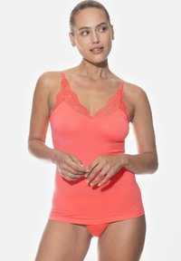 Różowa koronkowa kamizelka na ramiączkach z cienkich, regulowanych pasków oraz gładką fakturą. W połączeniu z pasującymi różowymi majtkami.