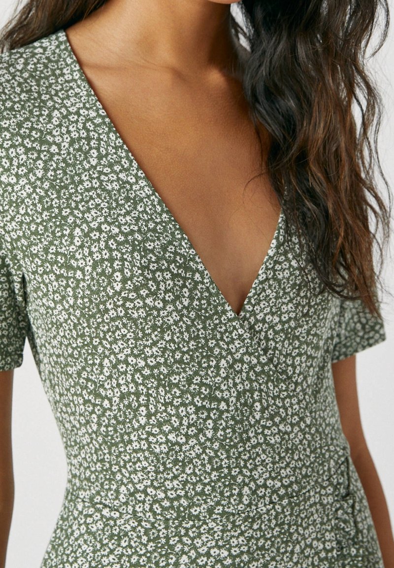 green emerald velvet dress PULL&BEAR. Green Gathered Dress T.xs – Hibuy market