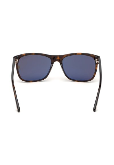Bruna sköldpadde-mönstrade solglasögon med blå linser, rektangulär form, svarta skalmar och metalliska detaljer vid gångjärnen.