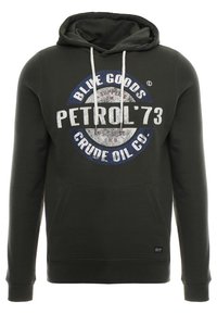 Sudadera con capucha verde oscuro con un bolsillo frontal, cordones y una gran impresión gráfica que muestra "PETROL'73" y "BLUE GOODS" en blanco y azul.