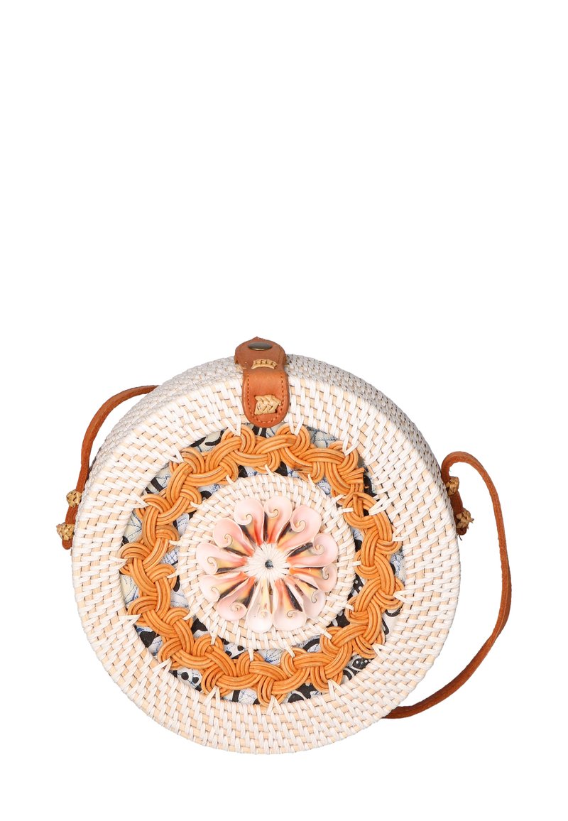 Borsa tonda intrecciata bianca con un accento decorativo centrale a forma di fiore. Presenta una tracolla in pelle marrone e decorazioni intrecciate arancioni.
