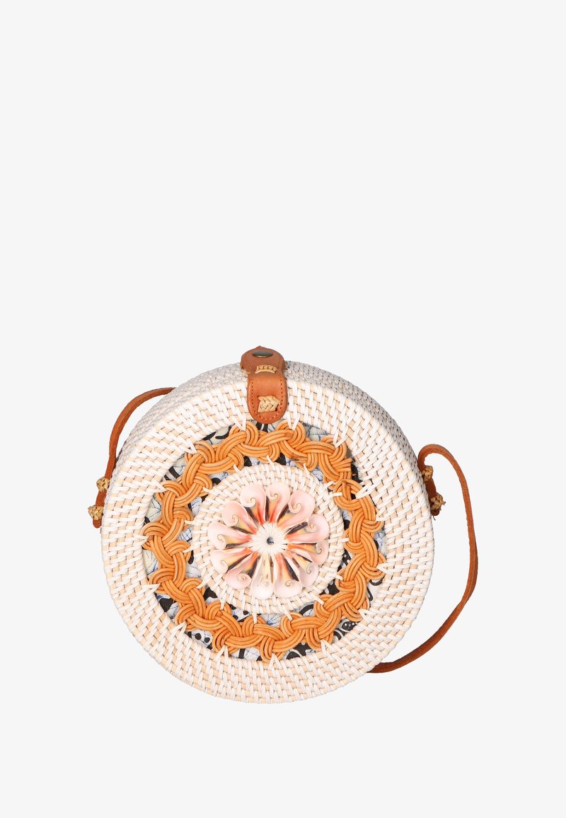Borsa tonda intrecciata bianca con un accento decorativo centrale a forma di fiore. Presenta una tracolla in pelle marrone e decorazioni intrecciate arancioni.