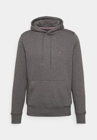 Felpa grigia con cappuccio in materiale morbido, con tasca a marsupio frontale, scollatura con cordino e piccolo logo sul petto.