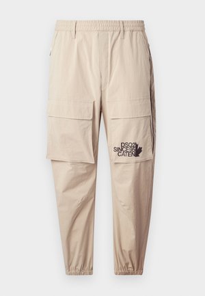 Beige cargopantalon van lichtgewicht stof, met een elastische tailleband, ritszakken en een bedrukte logo op het linkerbeen.