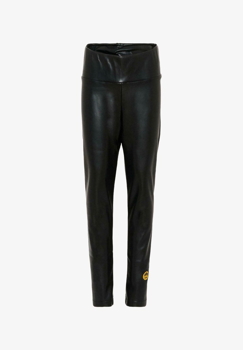 Leggings en simili cuir noir avec une taille haute, un design ajusté et élégant, et un petit logo doré sur la jambe inférieure.