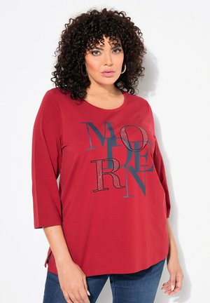 T-shirt rouge à manches longues avec un motif "MODERN" en noir et des accents en strass. Encolure arrondie et fentes latérales à l'ourlet. Tissu doux.