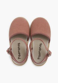 Espadrilles de lona rosa con punta redonda, hebilla en el tobillo y suela de yute trenzado. El interior presenta el nombre de la marca impreso. Diseño plano, textura ligera.