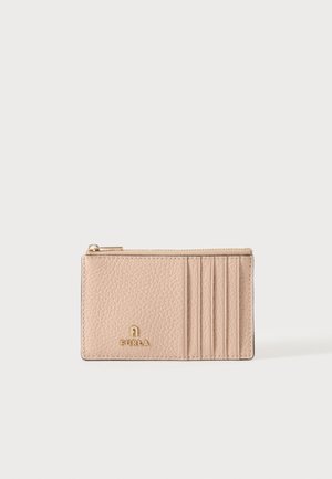 Porte-cartes en cuir beige avec poche zippée, cinq emplacements verticaux pour cartes et logo Furla doré à l'avant.