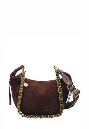 Sac à bandoulière en daim marron avec une bandoulière chaîne dorée et des accents en cuir. Présente une forme lisse et une fermeture éclair.