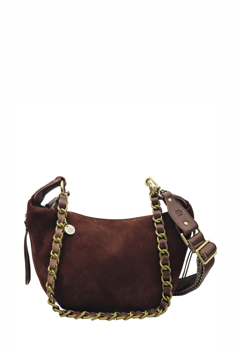 Sac à bandoulière en daim marron avec une bandoulière chaîne dorée et des accents en cuir. Présente une forme lisse et une fermeture éclair.