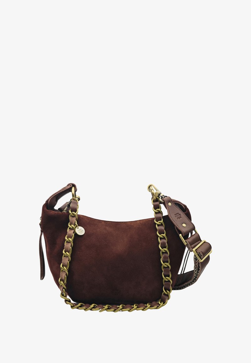 Sac à bandoulière en daim marron avec une bandoulière chaîne dorée et des accents en cuir. Présente une forme lisse et une fermeture éclair.