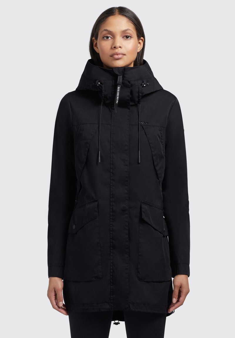 Parka noire avec capuche, dotée de poches avant, de cordons de serrage et d'une fermeture éclair. Réalisée en tissu texturé et résistant à l'eau.