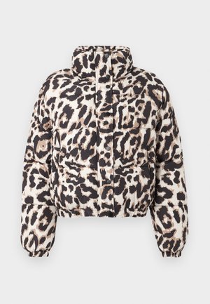 Chaqueta acolchada recortada en beige con estampado de leopardo negro y marrón, con un cuello alto y puños elásticos. El material parece brillante y texturizado.