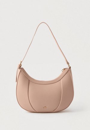 Sac à main en cuir beige en forme de croissant avec une bandoulière unique, une fermeture éclair dorée et un petit logo doré sur le panneau central avant.