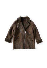 Brun shearlingjakke med en tekstureret finish, med en bred krave, lynlåse og fulde ærmer. Bemærkelsesværdige horisontale og diagonale sømme.