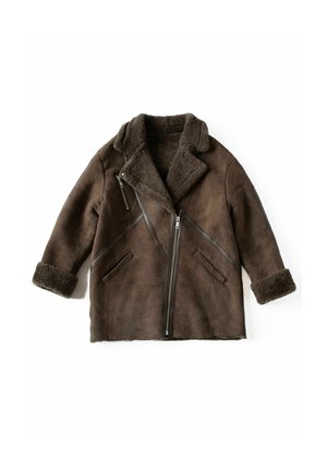 Braune Lammfelljacke mit strukturierter Oberfläche, ausgestattet mit einem breiten Kragen, Reißverschlüssen und langen Ärmeln. Auffällige horizontale und diagonale Nähte.