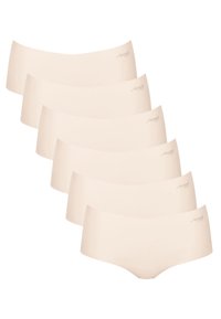 Nude sukat hipster ilman saumoja asetettu pinoon, valmistettu pehmeästä kankaasta, jossa on sileä rakenne ja vähäistä brändäystä.