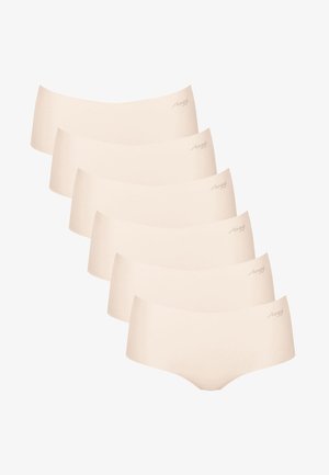 Naakte naadloze hipster onderbroeken in een gestapelde opstelling, gemaakt van zachte stof, met een gladde textuur en minimale branding.