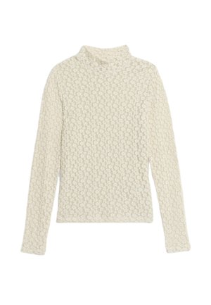 Suéter de cuello alto color crema hecho de un tejido texturizado con un patrón floral elevado. Mangas largas y una silueta ajustada.