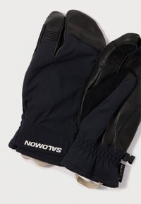 Must ja tumesinised kindad, millel on nahk- ja kangamaterjalid, elastsed mansetid, bränding külgedel ning tekstureeritud peopesa haardeks.