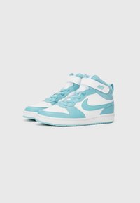 Turkise og kvite høye sneakers med en glatt lær- og meskfinnish, med en borrelåsrem og signaturlogo-akenter.
