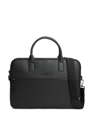 Serviette en cuir noir texturé avec deux poignées, poche avant zippée et bandoulière réglable.