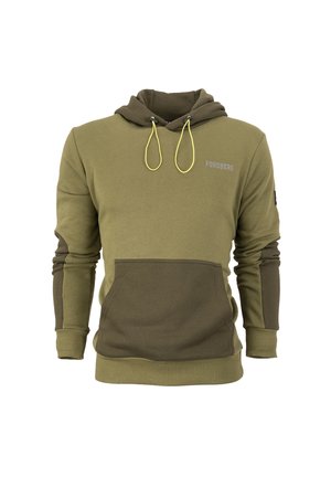 Olijfgroene hoodie met donkergroene accenten, verstelbare koordjes, voorzak en een bedrukte logo in lichtgrijs op de borst.
