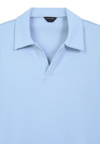 Polo shirt di colore azzurro chiaro con tessuto effetto testurizzato, dotato di colletto corto e apertura a V. L'etichetta riporta "CALLIOPE" con taglia L.