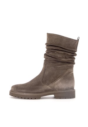 Botte en daim souple mi-mollet couleur taupe avec semelle plate à crampons et languette à l'arrière, présentée de profil face à gauche sur fond blanc.