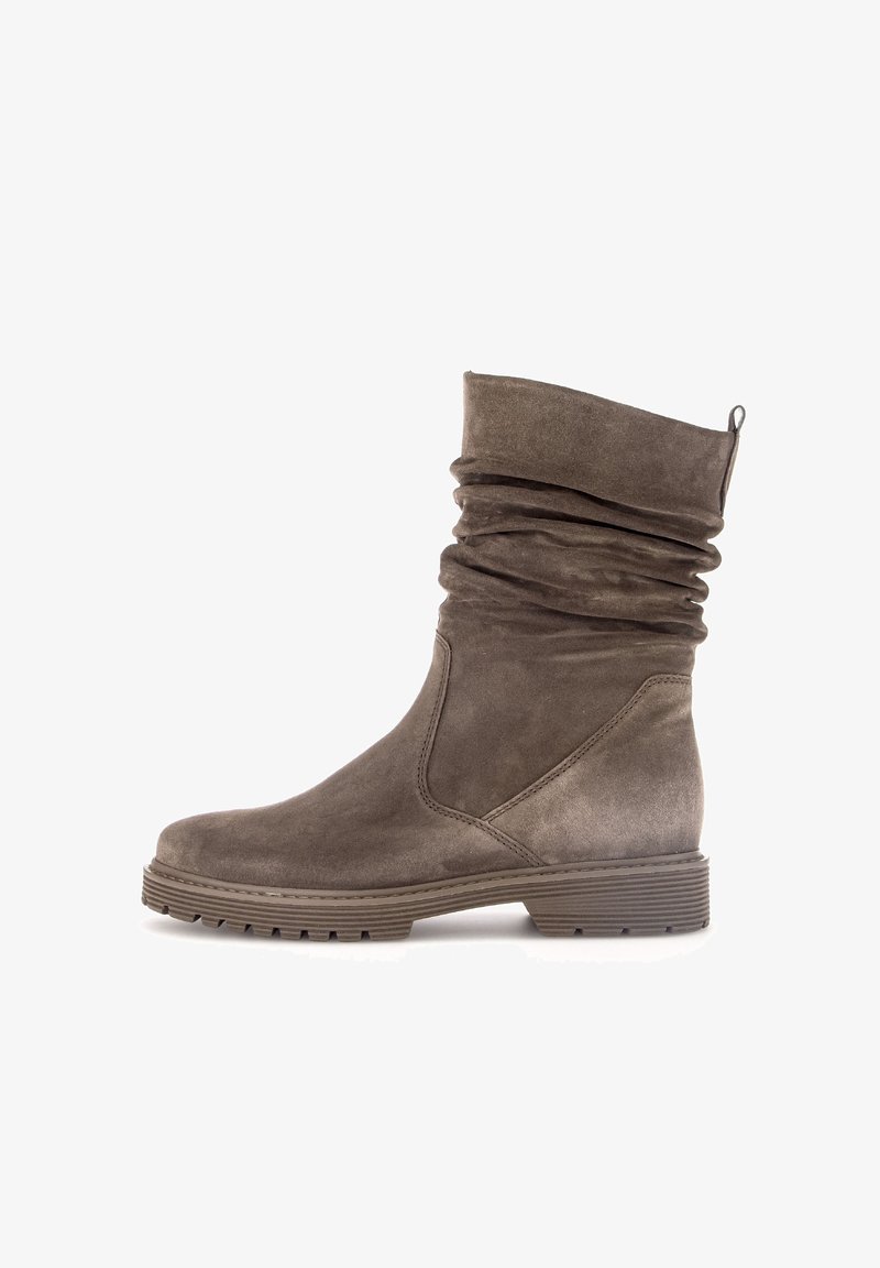 Botte en daim souple mi-mollet couleur taupe avec semelle plate à crampons et languette à l'arrière, présentée de profil face à gauche sur fond blanc.
