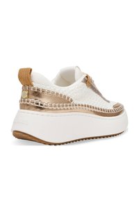 Sneaker bianca con accenti metallici e upper in maglia testurizzata. Presenta una suola bianca spessa e dettagli intrecciati lungo i lati.