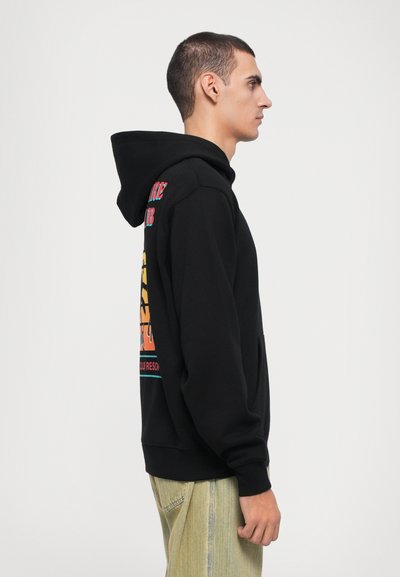 Sort hoodie med hætte, prydet med et multifarvet grafisk design på ryggen. Blødt stof, afslappet pasform og ribbede ærmer.
