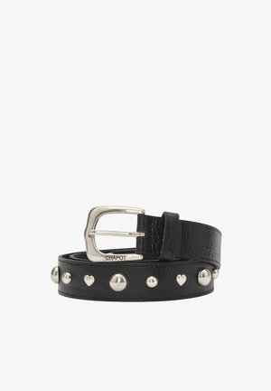 Zwarte leren riem met zilveren ronde en hartvormige studs, en een zilveren gesp gegraveerd met "CHAPOT," getoond opgerold tegen een witte achtergrond.