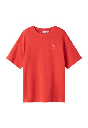 Einfaches rotes T-Shirt mit kurzen Ärmeln, Rundhalsausschnitt und kleinem weißen Leuchtturm-Design auf der linken Brust.
